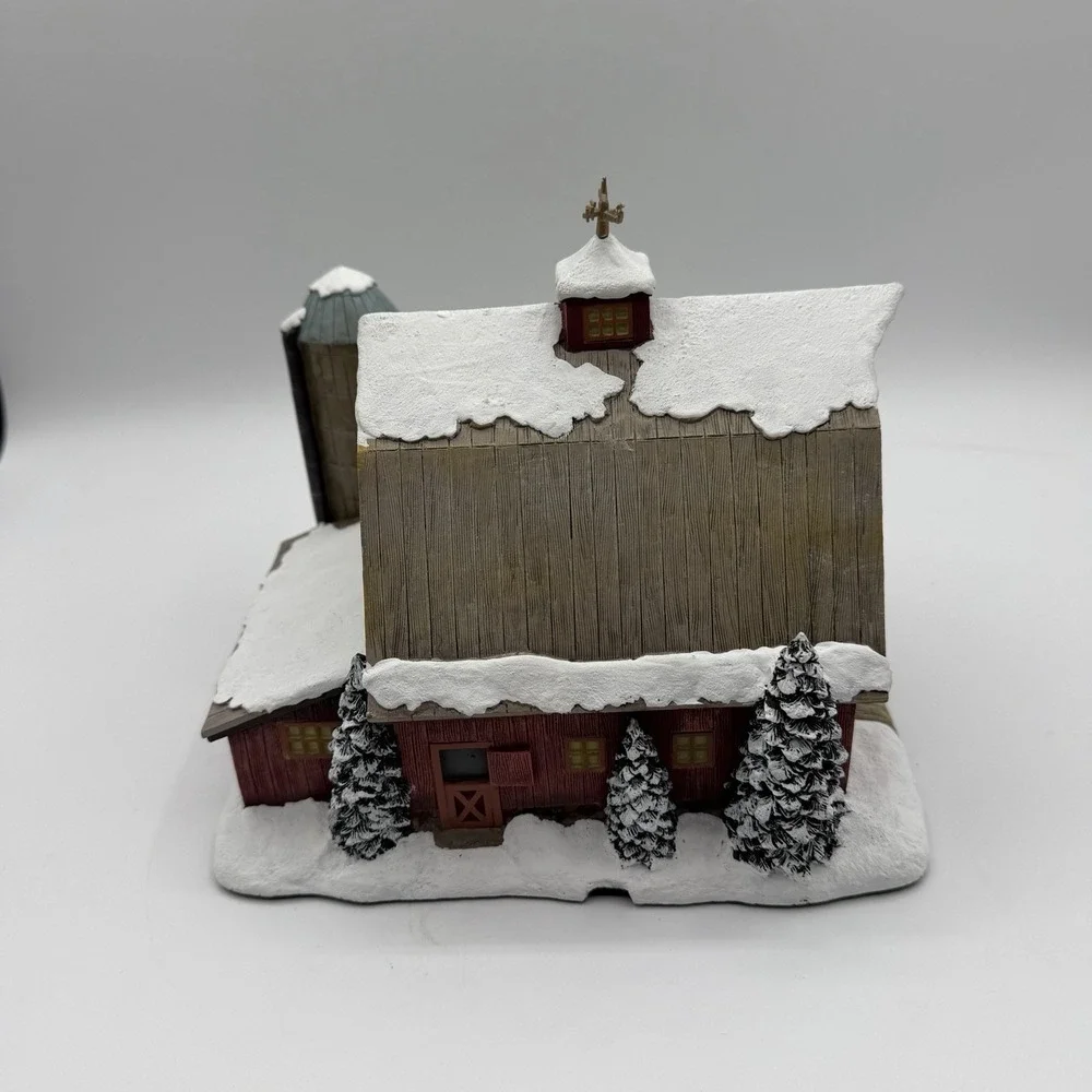 VTG John Deere Creek Hawthorne Village Light Up Barn 2003 79114‎ Deer Christmas